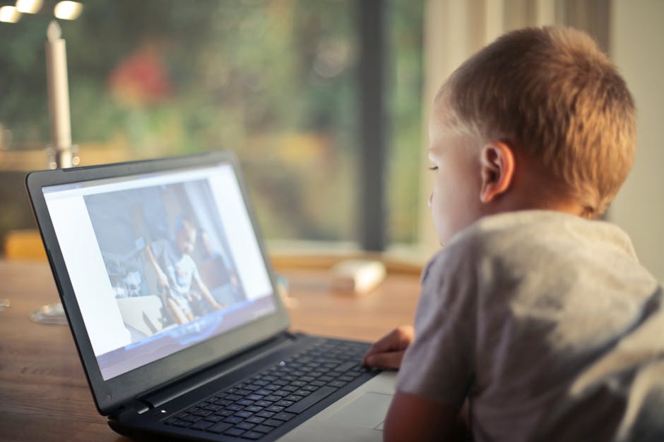 how does advertising affect children's behavior